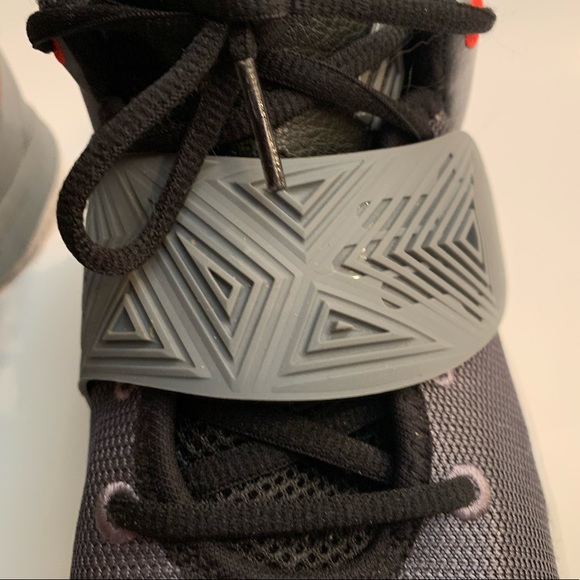 Nike Boys Flytrap Gray Basketball shoes-size 5 - Picture 9 of 16